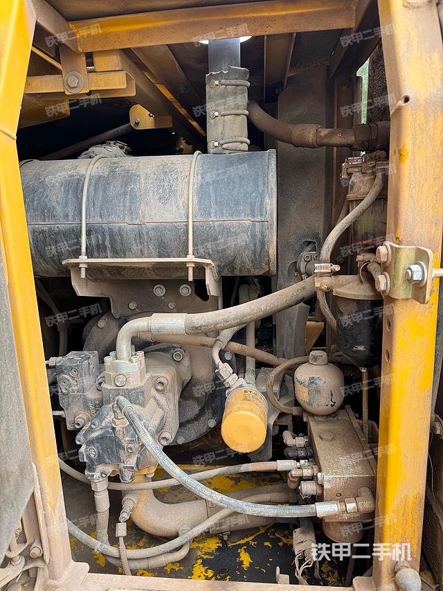 回轉(zhuǎn)馬達(dá)和主控閥（整機(jī)外觀）