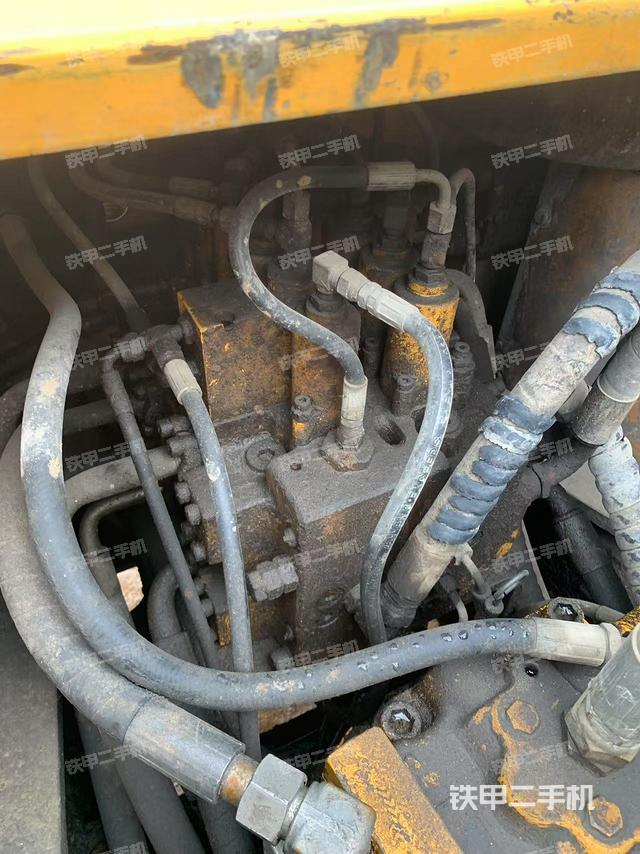 回轉(zhuǎn)馬達(dá)和主控閥（整機(jī)外觀）