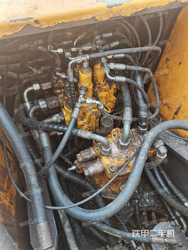 回轉(zhuǎn)馬達(dá)和主控閥(整機(jī)外觀) 回轉(zhuǎn)馬達(dá)和主控閥(整機(jī)外觀)