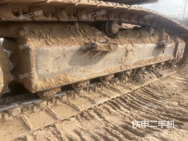 單側(cè)履帶整體(整機(jī)外觀) 單側(cè)履帶整體(整機(jī)外觀)
