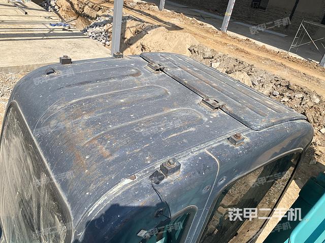 駕駛室頂部(整機(jī)外觀) 駕駛室頂部(整機(jī)外觀)
