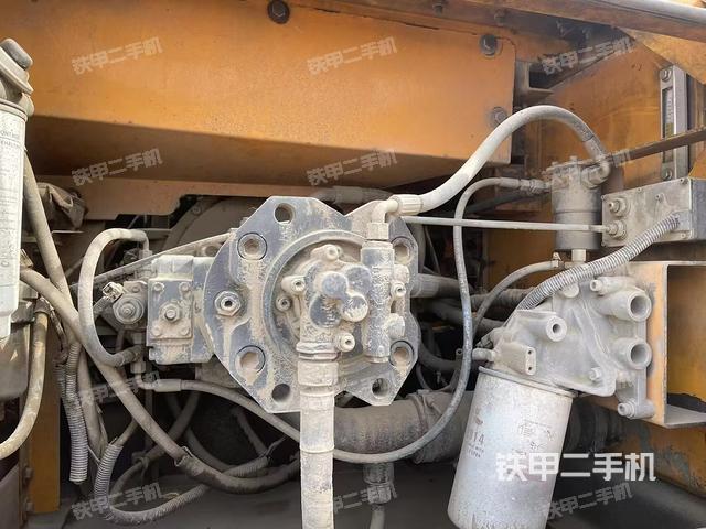 液壓泵艙室正面整體（整機外觀）