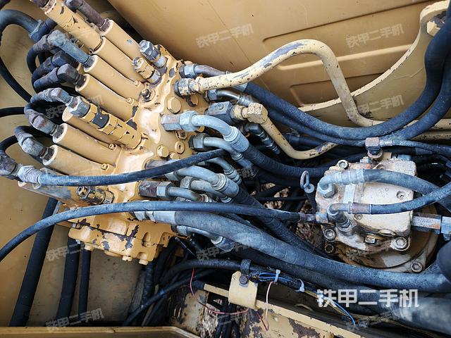 回转马达和主控阀（整机外观）