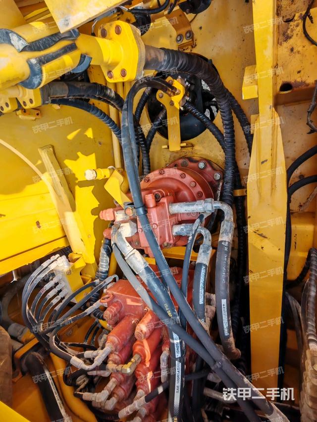 回轉(zhuǎn)馬達和主控閥(整機外觀) 回轉(zhuǎn)馬達和主控閥(整機外觀)