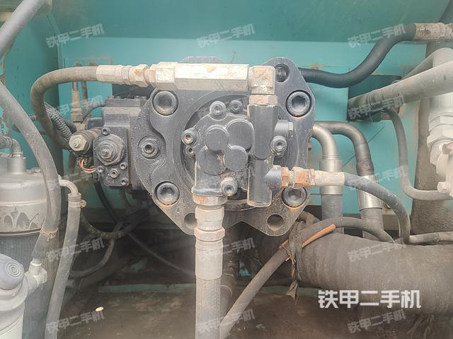 液壓泵艙室正面整體(整機(jī)外觀) 液壓泵艙室正面整體(整機(jī)外觀)