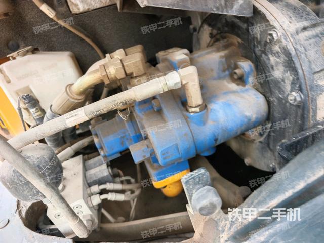 液壓泵艙室正面整體（整機外觀）