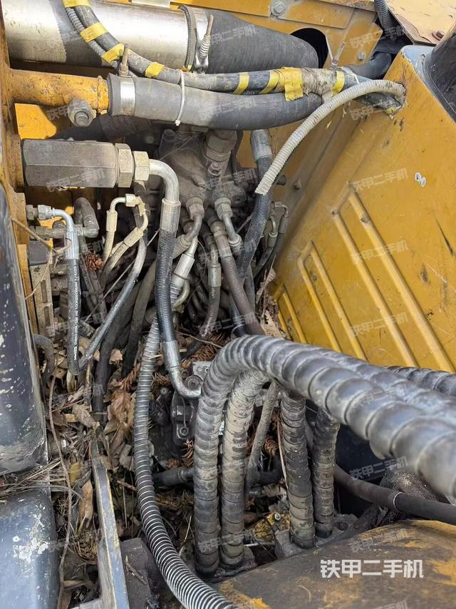 回转马达和主控阀（整机外观）