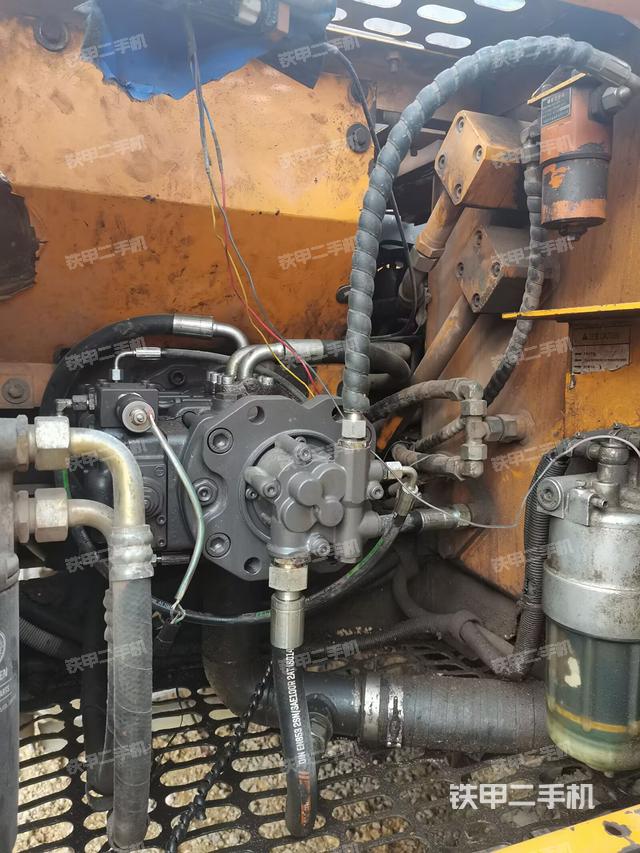 液壓泵艙室正面整體(整機(jī)外觀) 液壓泵艙室正面整體(整機(jī)外觀)