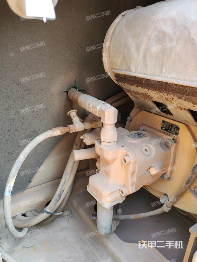 駕駛室頂部(整機(jī)外觀) 駕駛室頂部(整機(jī)外觀)