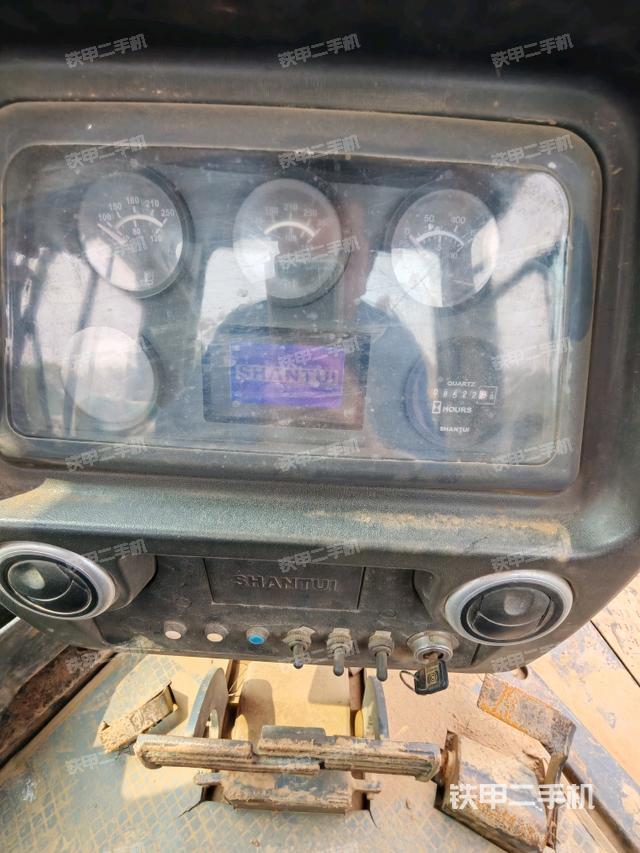 駕駛室操作臺(tái)（設(shè)備外觀及核心部件）