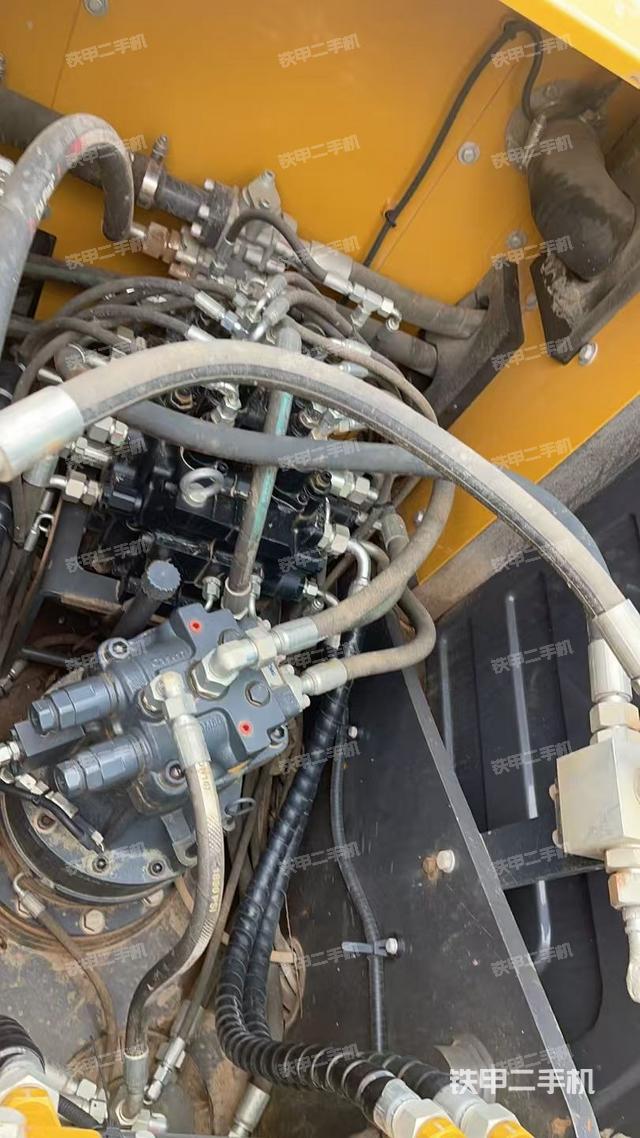 回轉(zhuǎn)馬達(dá)和主控閥(整機(jī)外觀) 回轉(zhuǎn)馬達(dá)和主控閥(整機(jī)外觀)