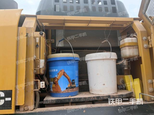 散熱器正面(大件艙室) 散熱器正面(大件艙室)