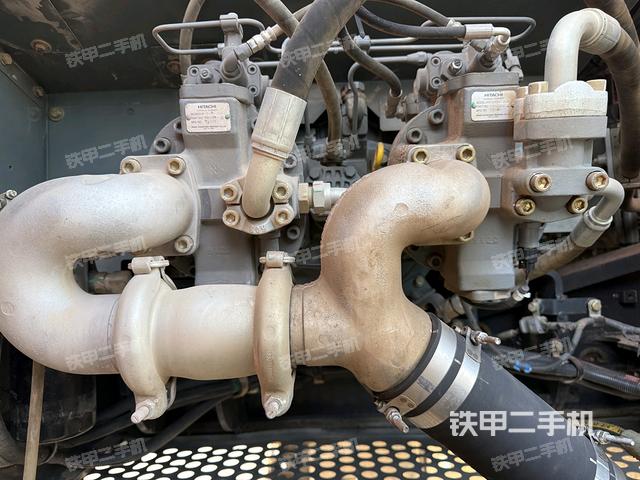 液壓泵艙室正面整體(整機外觀) 液壓泵艙室正面整體(整機外觀)