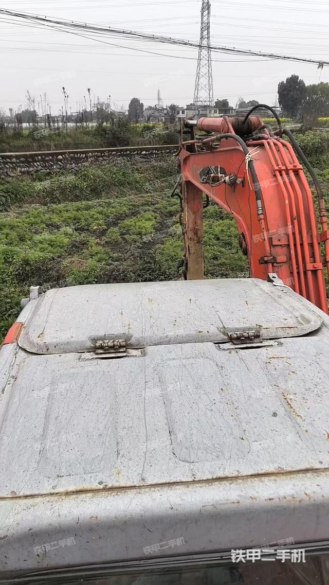 駕駛室頂部(整機外觀) 駕駛室頂部(整機外觀)