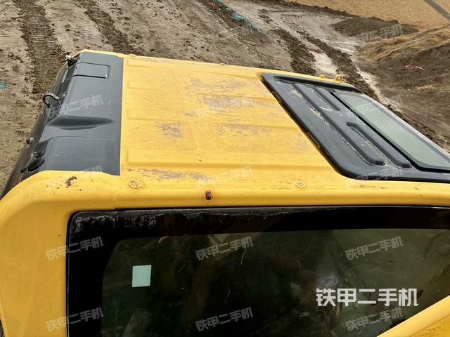 駕駛室頂部(整機(jī)外觀) 駕駛室頂部(整機(jī)外觀)