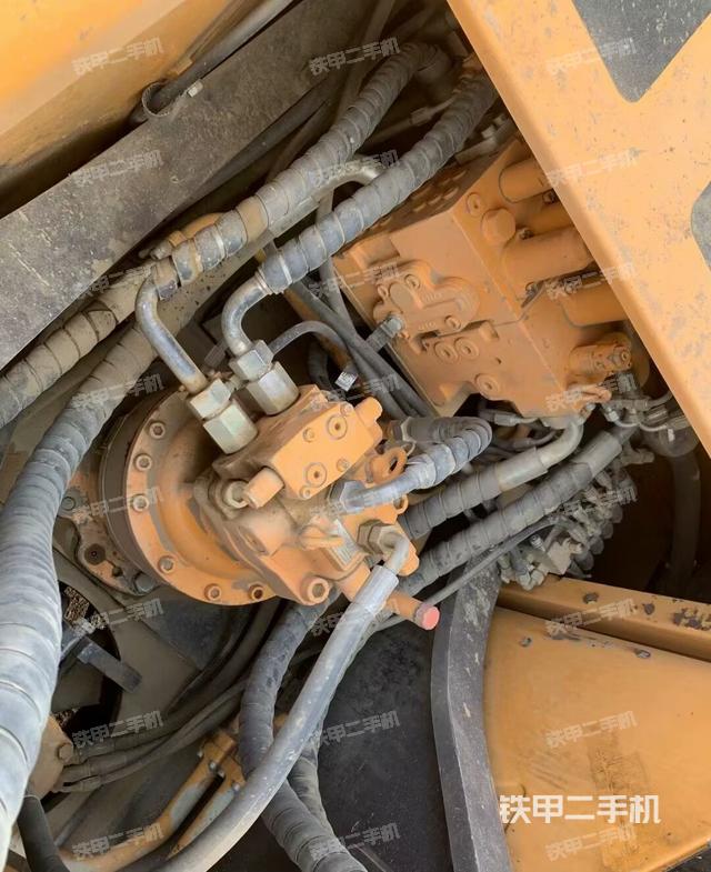 回轉(zhuǎn)馬達(dá)和主控閥（整機(jī)外觀）