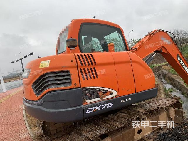 斗山DX75-9C PLUS挖掘机的设备实拍-第2张实拍照片