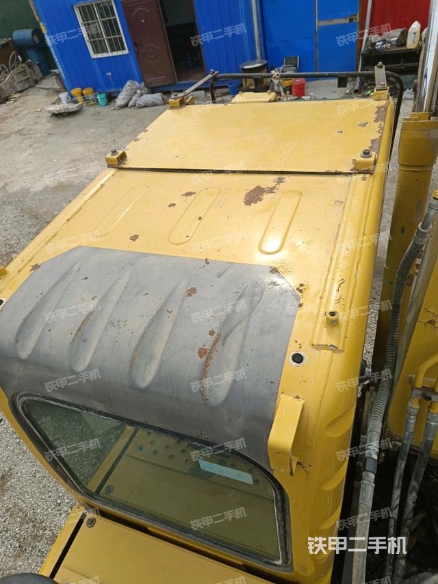 駕駛室頂部(整機(jī)外觀) 駕駛室頂部(整機(jī)外觀)