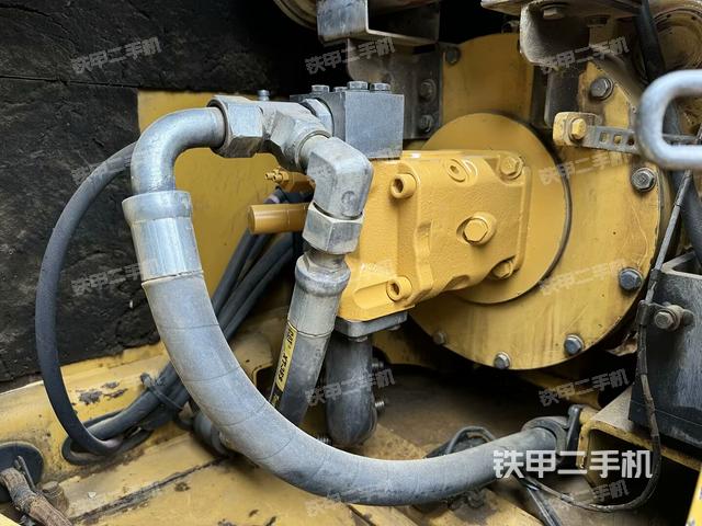 液压泵舱室正面整体（整机外观）