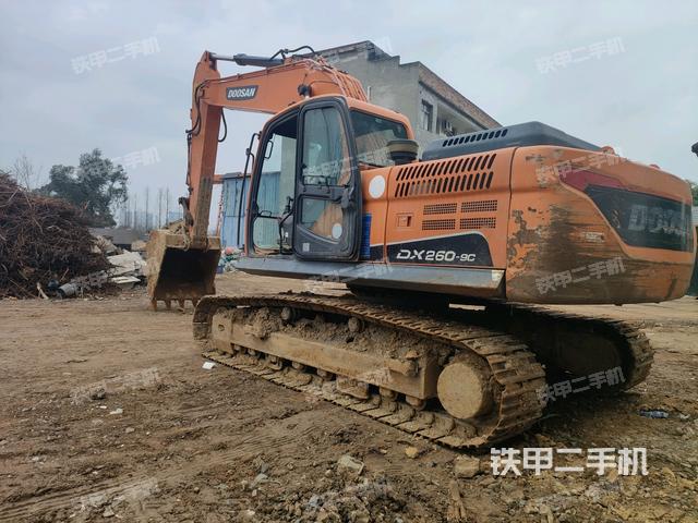 斗山DX230LC-9C挖掘机的设备实拍-第3张实拍照片
