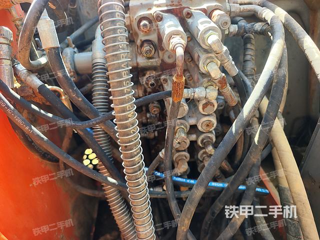 回转马达和主控阀（整机外观）