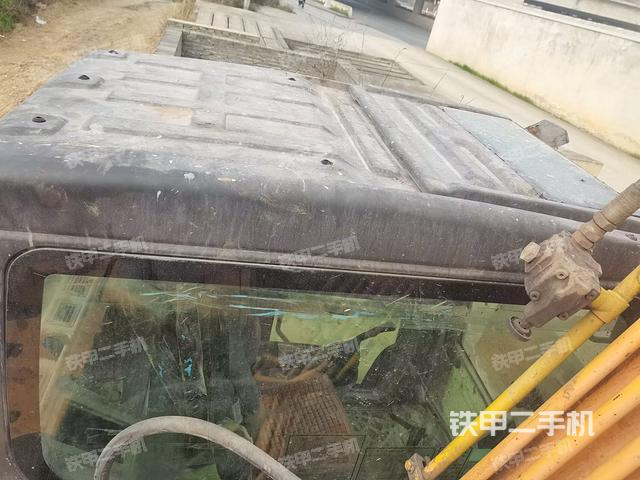 駕駛室頂部(整機(jī)外觀) 駕駛室頂部(整機(jī)外觀)