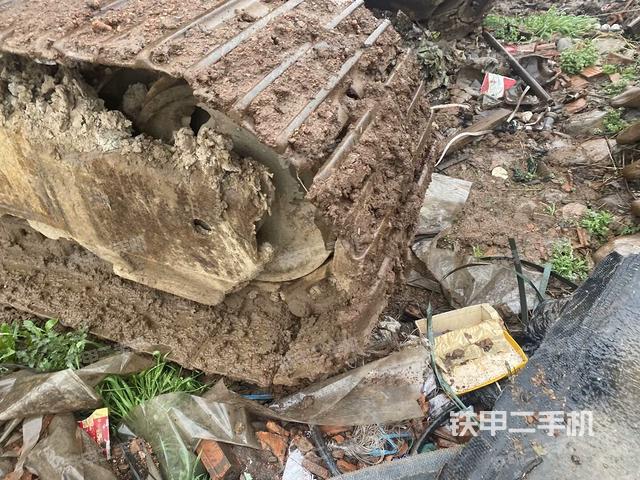 右驅(qū)動輪（行走機構(gòu)）