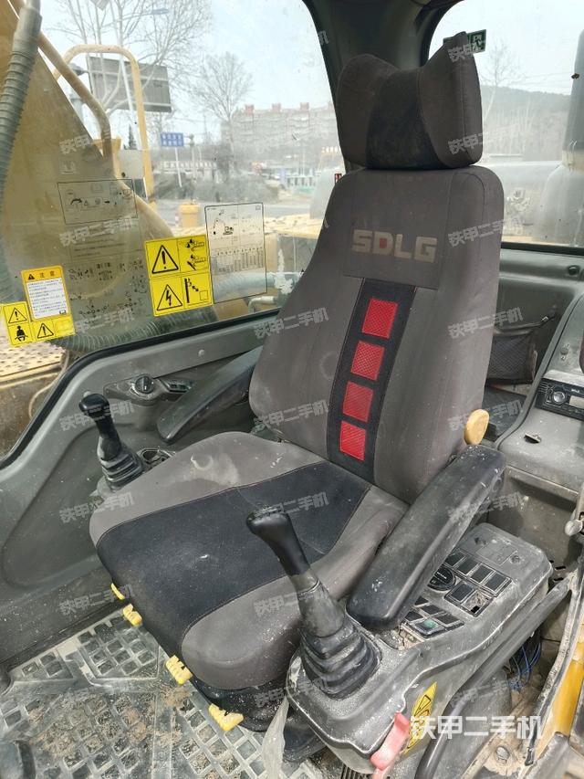 駕駛室整體(整機(jī)外觀) 駕駛室整體(整機(jī)外觀)