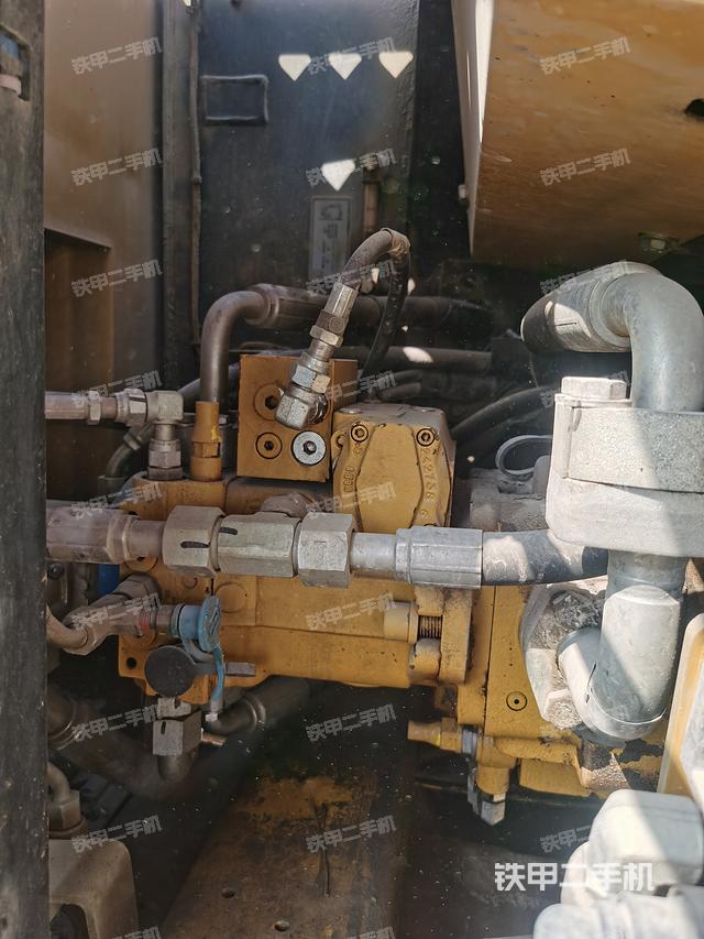 液压泵舱室正面整体（整机外观）