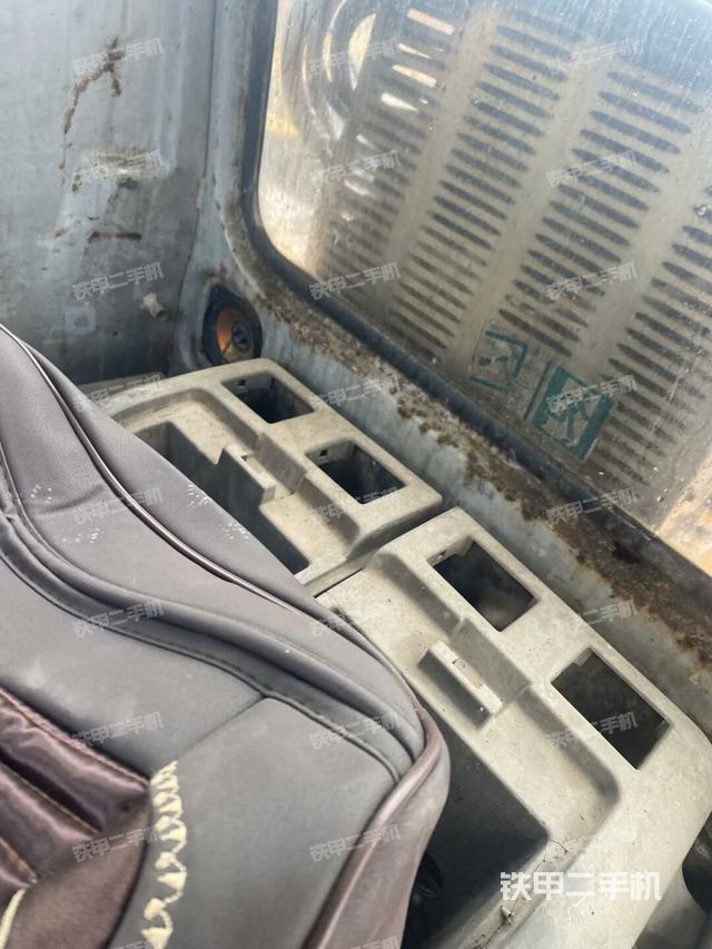 行走控制手柄和踏板?俯拍（駕駛室部分）