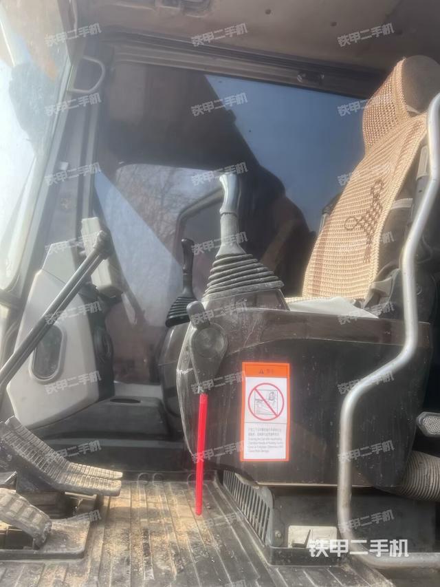 駕駛室頂部(整機(jī)外觀) 駕駛室頂部(整機(jī)外觀)