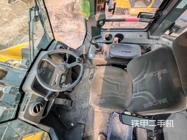 駕駛室操作臺(tái)(整機(jī)外觀及大件) 駕駛室操作臺(tái)(整機(jī)外觀及大件)