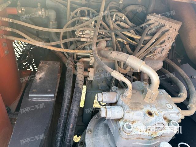 回轉(zhuǎn)馬達和主控閥(整機外觀) 回轉(zhuǎn)馬達和主控閥(整機外觀)