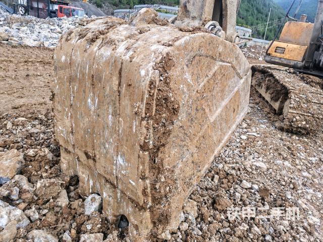 轉盤和下車架正前(工作和回轉裝置) 轉盤和下車架正前(工作和回轉裝置)