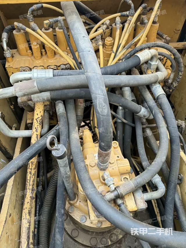 回转马达和主控阀（整机外观）