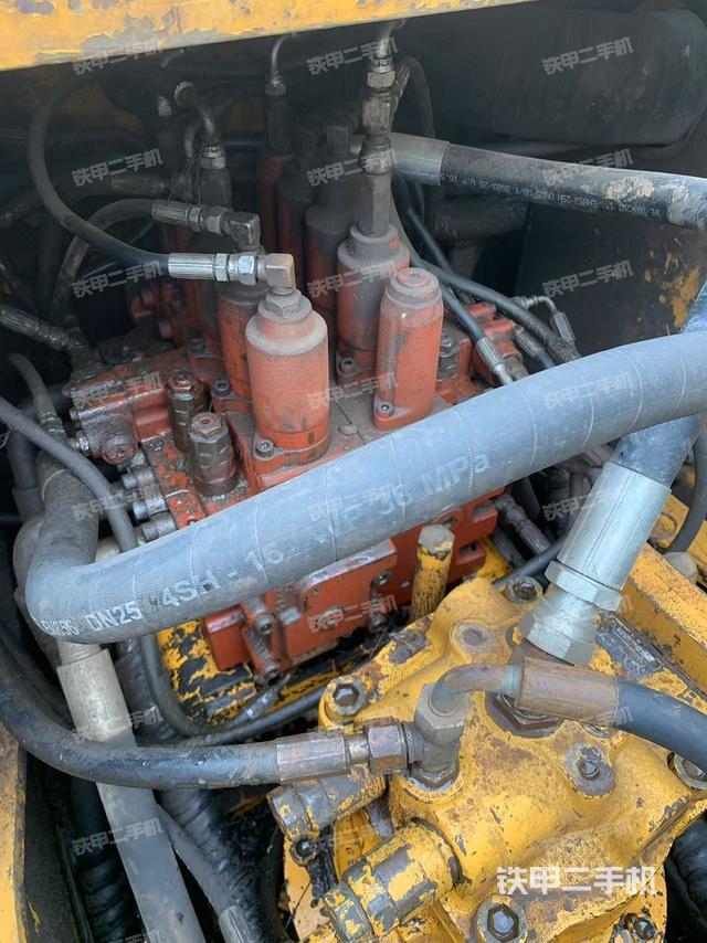 回轉(zhuǎn)馬達和主控閥（整機外觀）