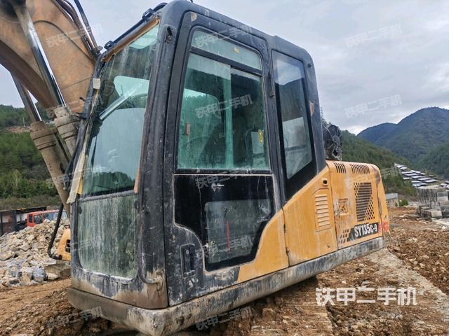 后窗玻璃角標(駕駛室部分) 后窗玻璃角標(駕駛室部分)