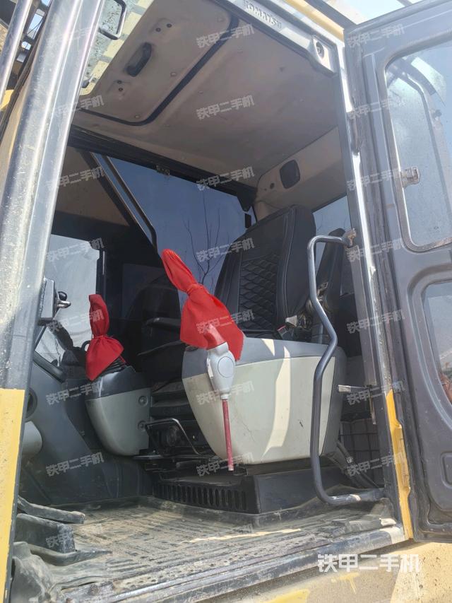 駕駛室整體(整機(jī)外觀) 駕駛室整體(整機(jī)外觀)