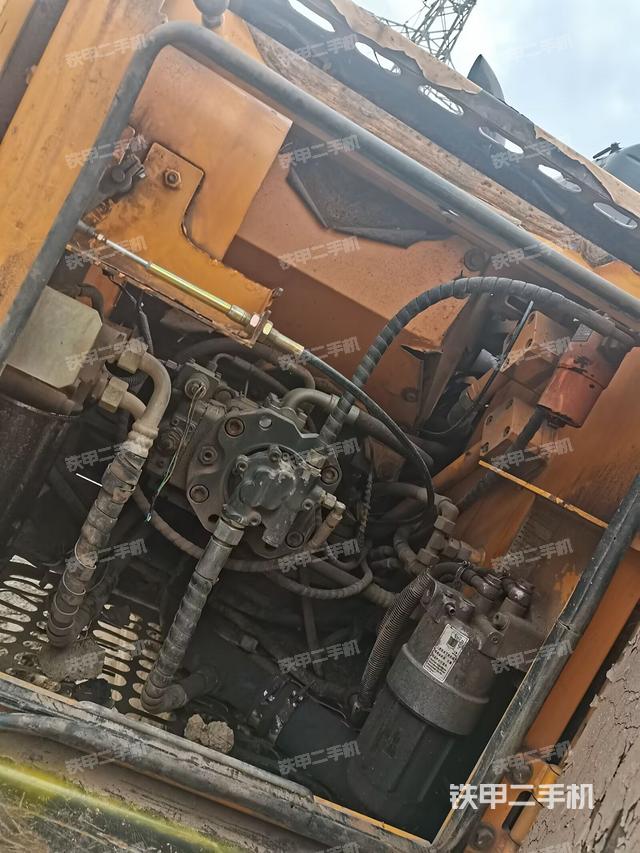 液压泵舱室正面整体（整机外观）