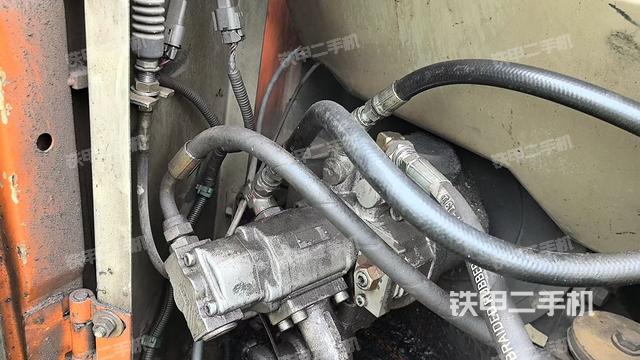 液壓泵艙室正面整體(整機外觀) 液壓泵艙室正面整體(整機外觀)