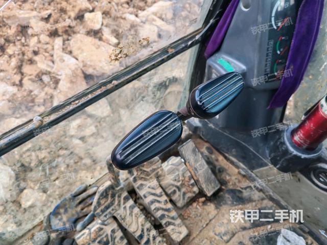 行走控制手柄和踏板?俯拍（駕駛室部分）