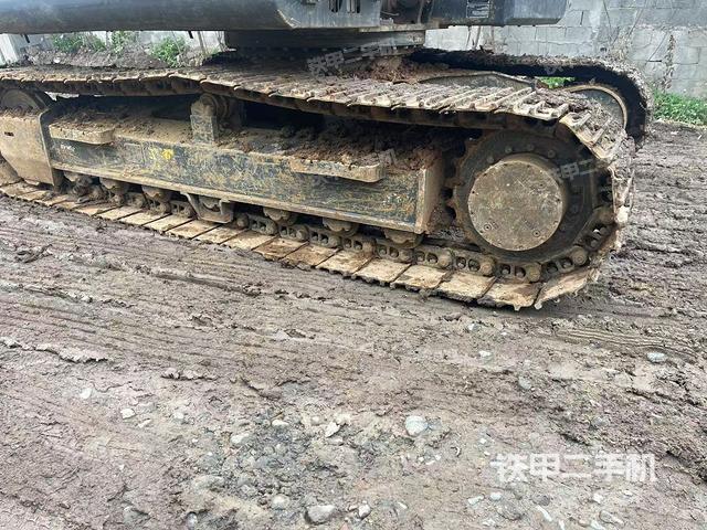 單側(cè)履帶整體(整機(jī)外觀) 單側(cè)履帶整體(整機(jī)外觀)