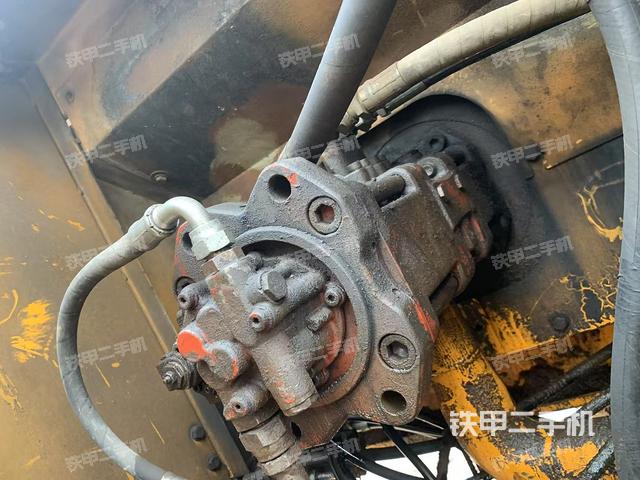 液壓泵艙室正面整體（整機外觀）