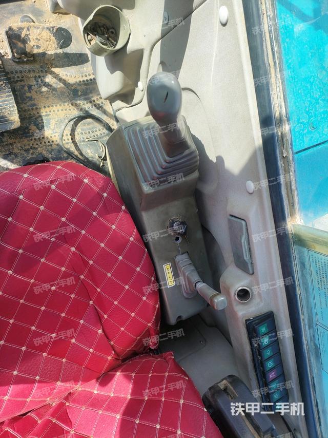 座椅右側(cè)控制臺(tái)/鑰匙門/油門/含右手柄（駕駛室部分）