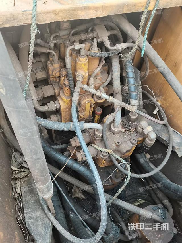 回转马达和主控阀（整机外观）