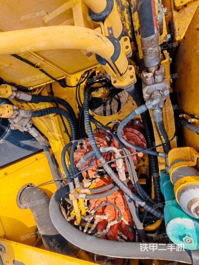 駕駛室頂部（整機外觀）