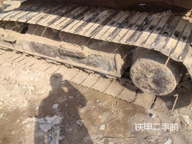 單側(cè)履帶整體(整機(jī)外觀) 單側(cè)履帶整體(整機(jī)外觀)