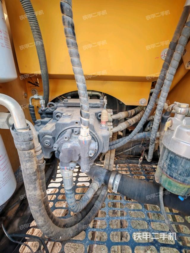 駕駛室頂部(整機(jī)外觀) 駕駛室頂部(整機(jī)外觀)