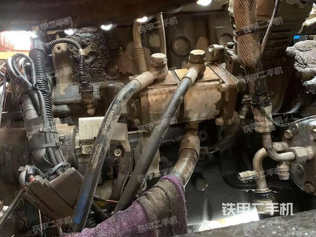 液壓泵艙室正面整體(整機外觀) 液壓泵艙室正面整體(整機外觀)
