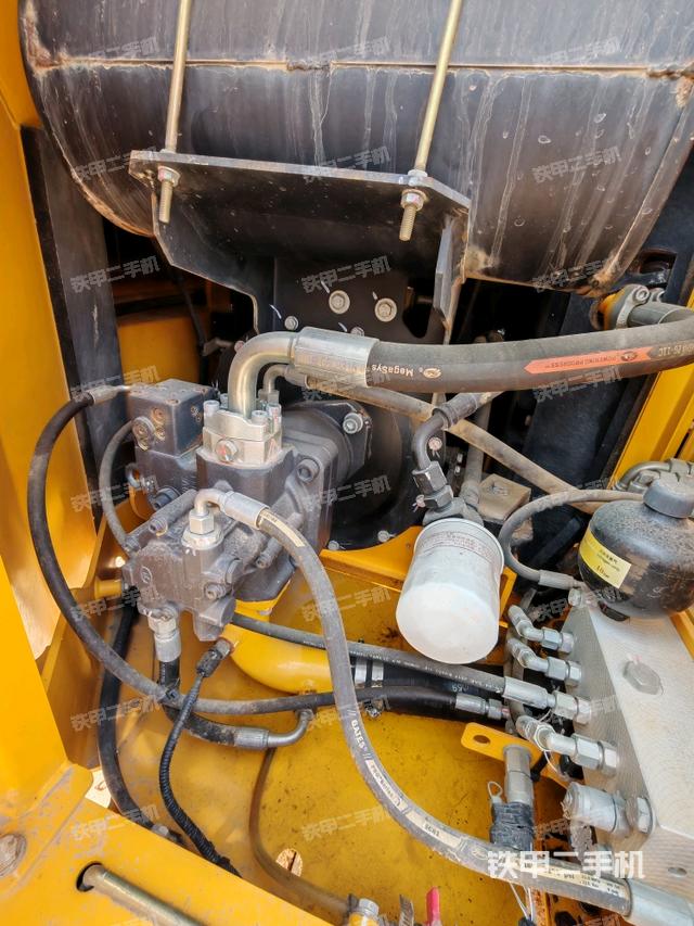 液壓泵艙室正面整體(整機(jī)外觀) 液壓泵艙室正面整體(整機(jī)外觀)